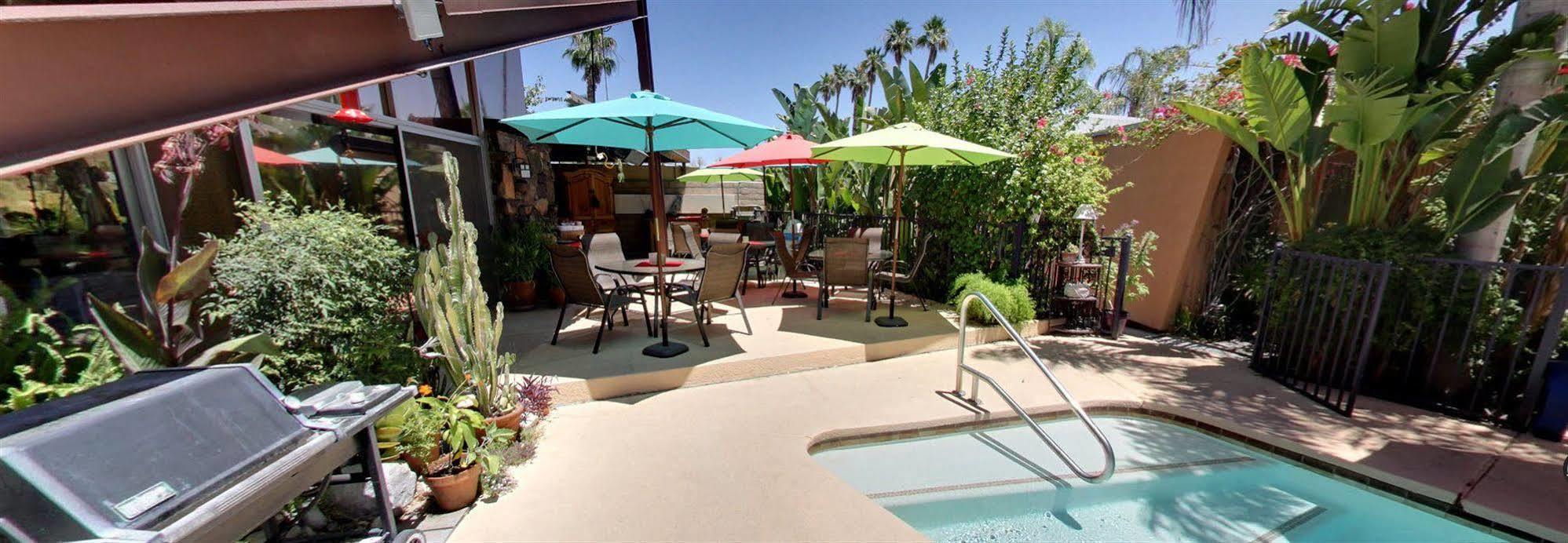 بالم سبرينغس Triangle Inn Clothing Optional Resort For Men المظهر الخارجي الصورة